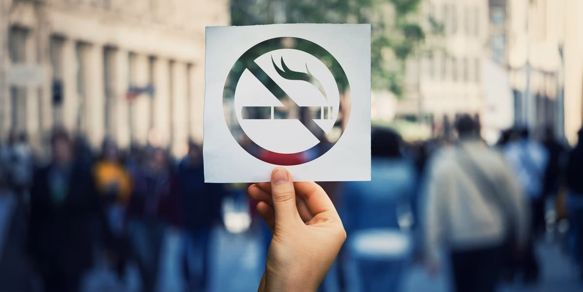 È vietato fumare nei ristoranti all'aperto?