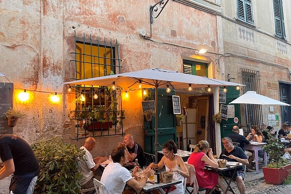 Quanto dista Finalborgo dal mare?