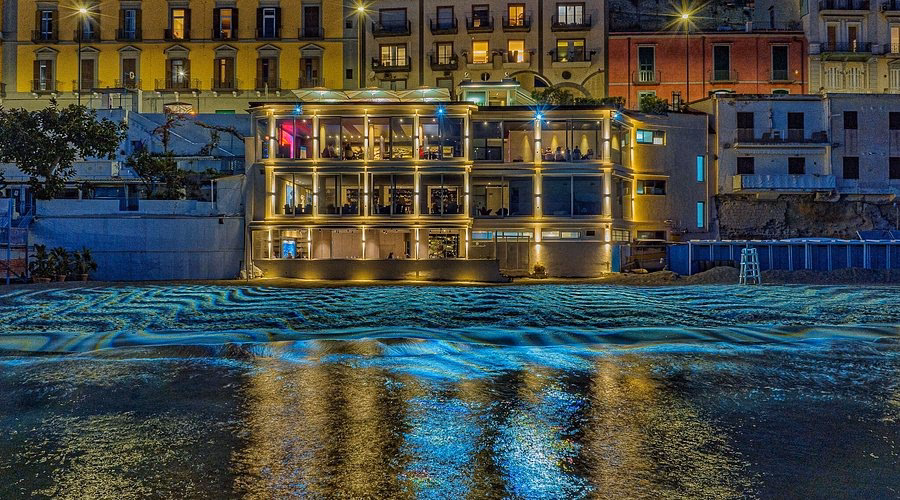 Dove parcheggiare per Palazzo Petrucci a Napoli?
