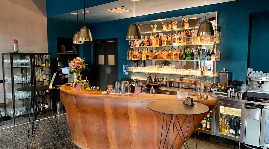 Cosa succede in Piazza Carlina a Torino?