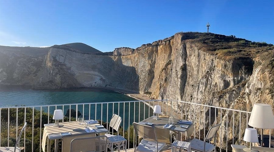 Dove si trova Chiaia di Luna?