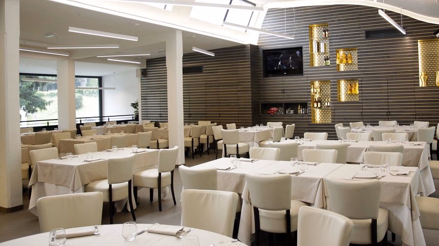 Come si mangia la pizza in ristorante?