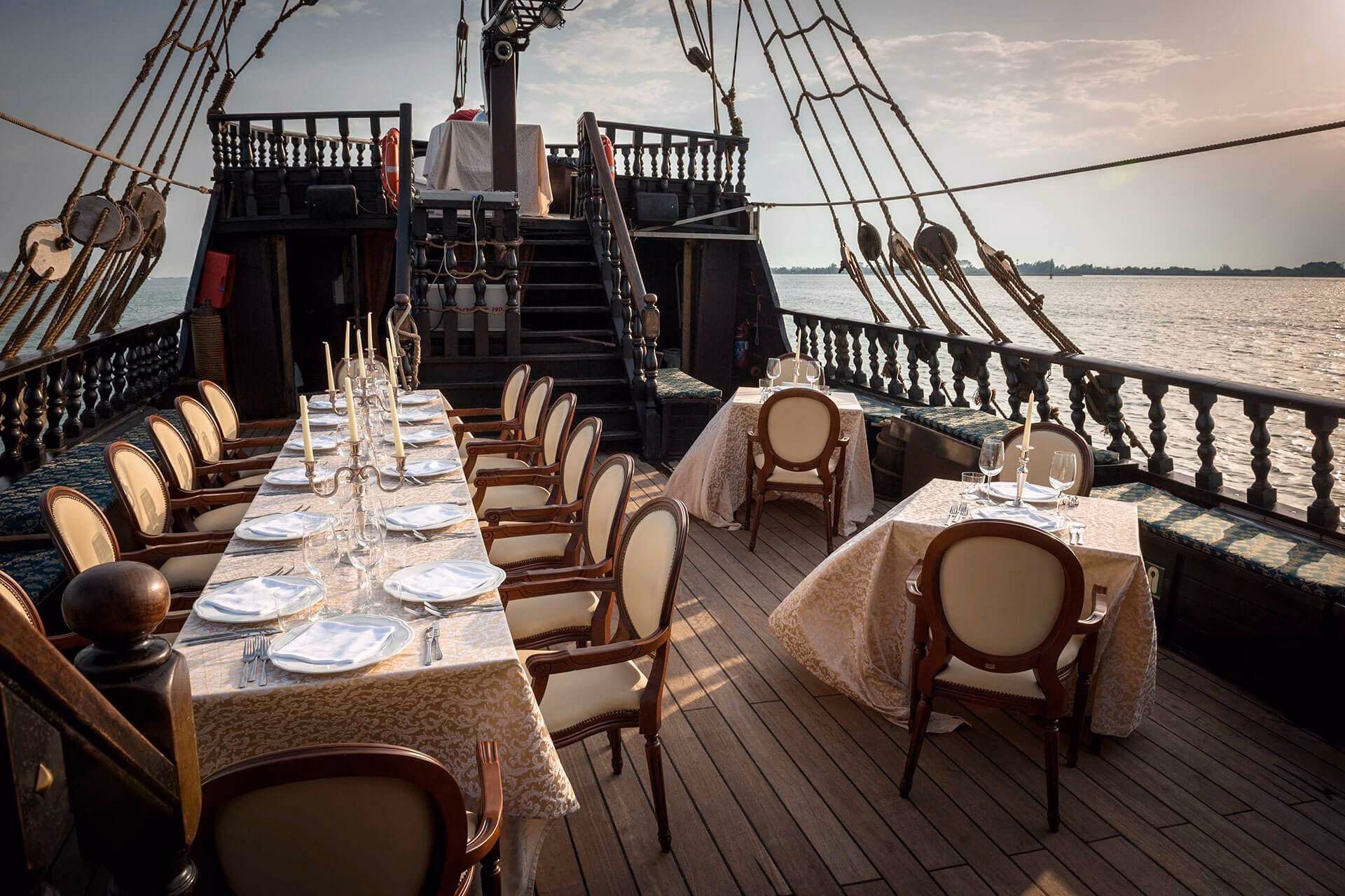 Quanti ristoranti ci sono sulla nave Costa Toscana?