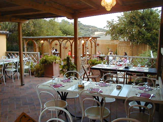 Come si chiama il ristorante della nonna di Lucio Corsi a Castiglione della Pescaia?