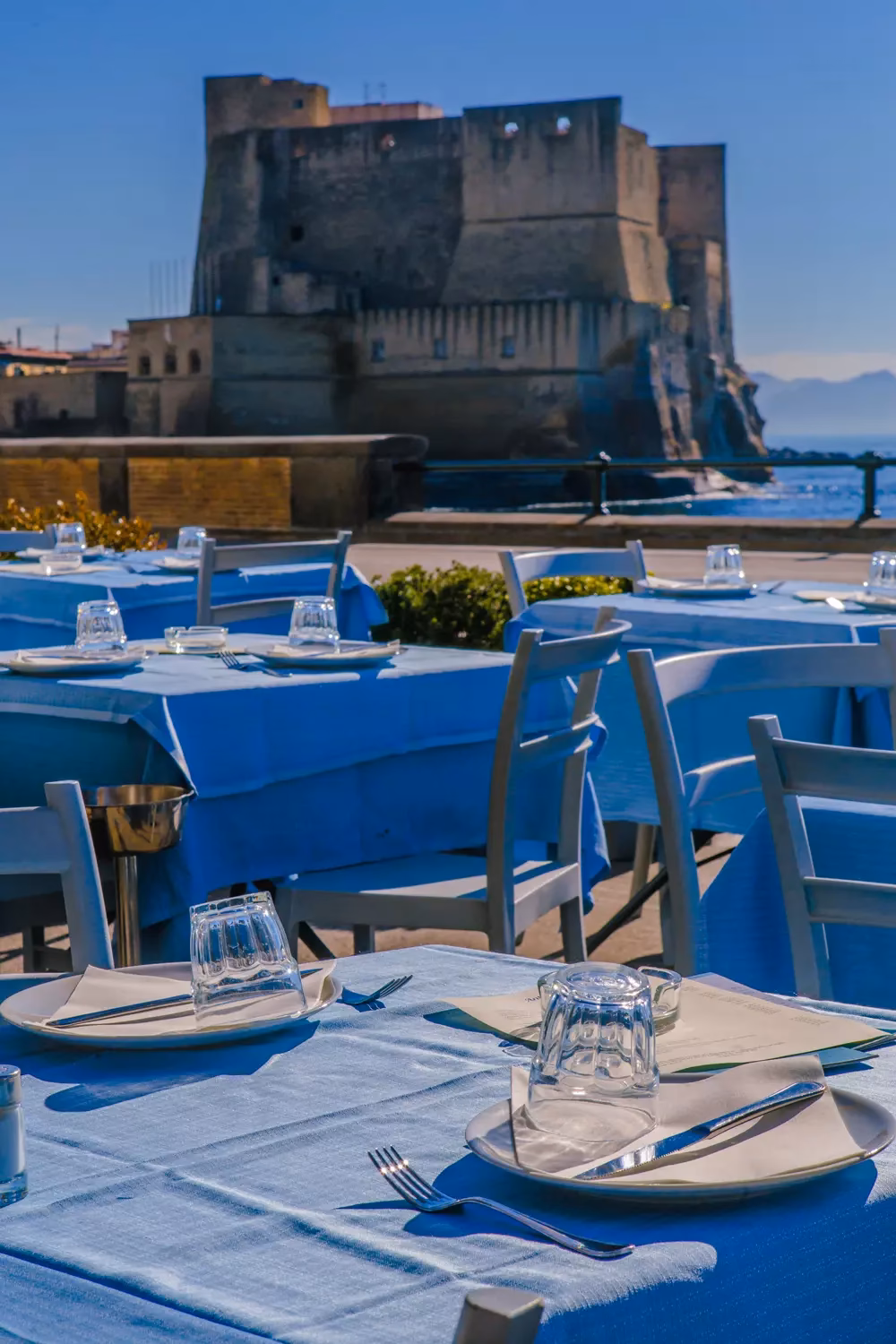 In che quartiere si trova via Caracciolo a Napoli?