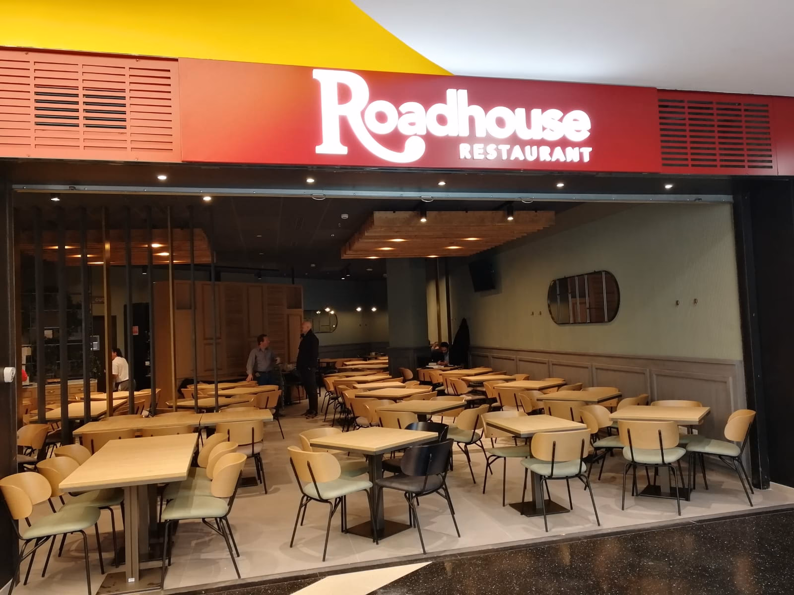 Che negozi ci sono ai petali di Reggio Emilia?