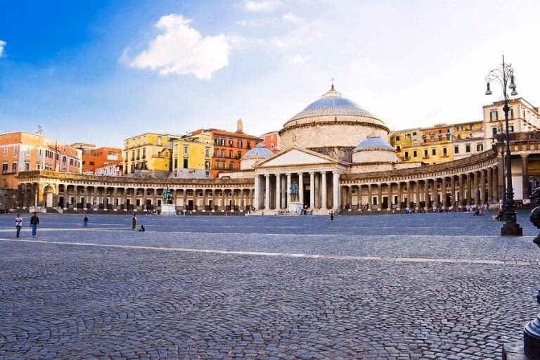 Cosa vedere a Piazza del Plebiscito a Napoli?