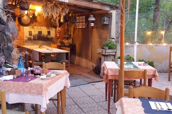 Dove si può mangiare alle Grotte di Oliero?