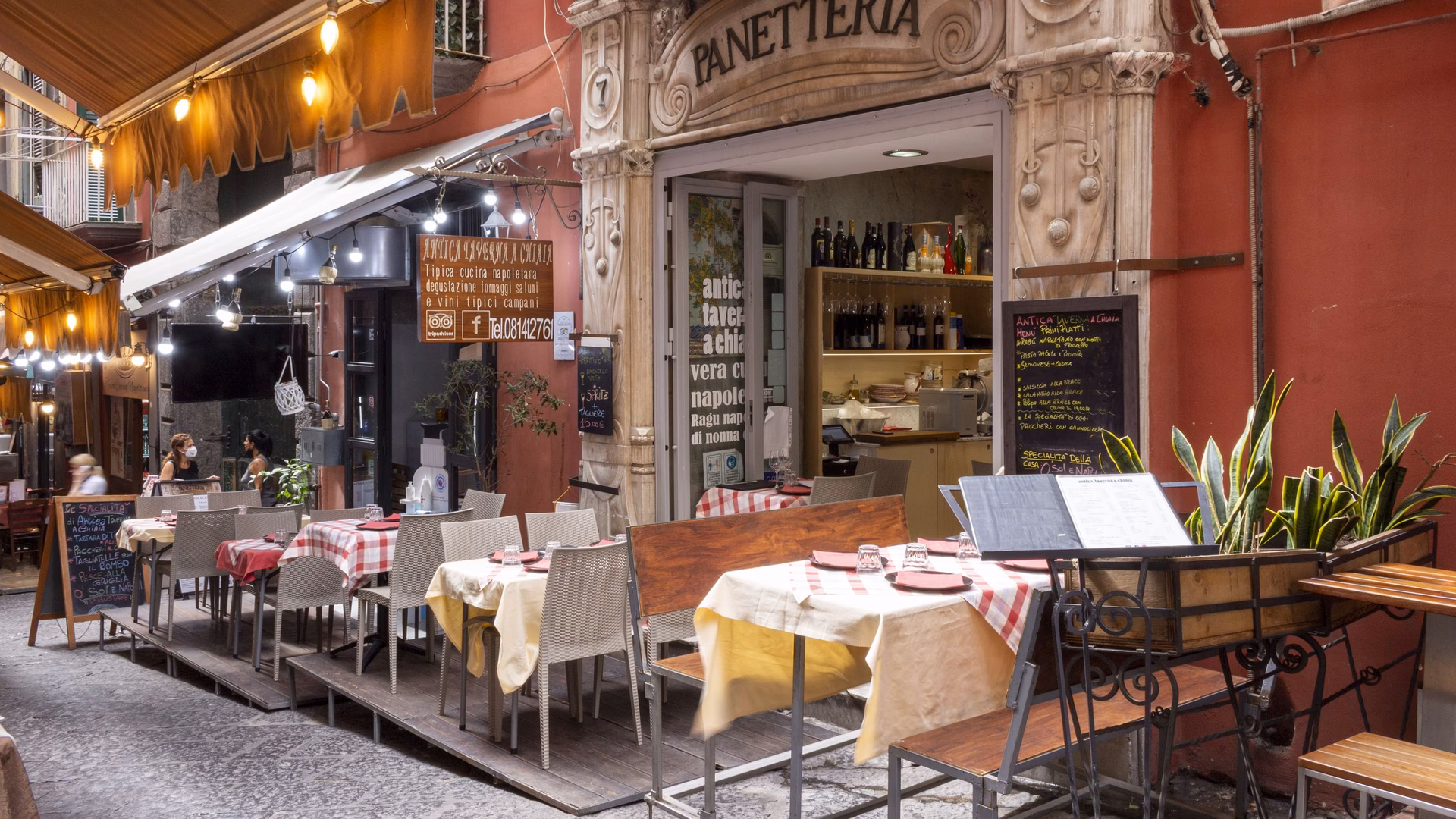 Cosa c'è in via Chiaia a Napoli?