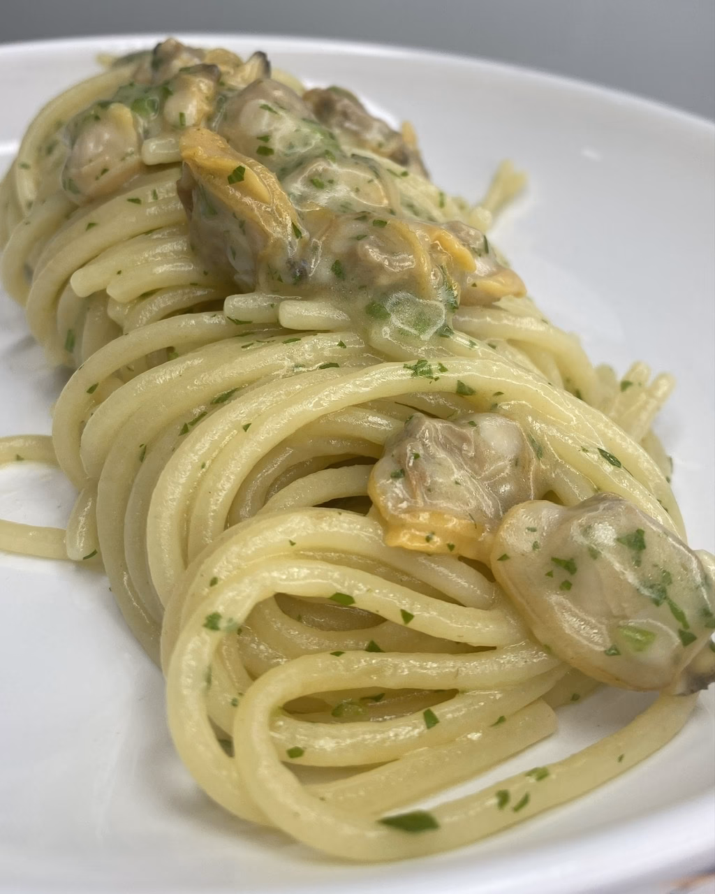Come si mangiano gli spaghetti con le vongole galateo?